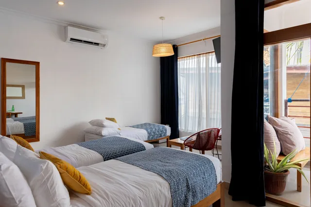 غرفة ثلاثية بسرير كينج وسرير فردي بإطلالة جزئية على البحر، Pesona Beach Resort Spa 1/8