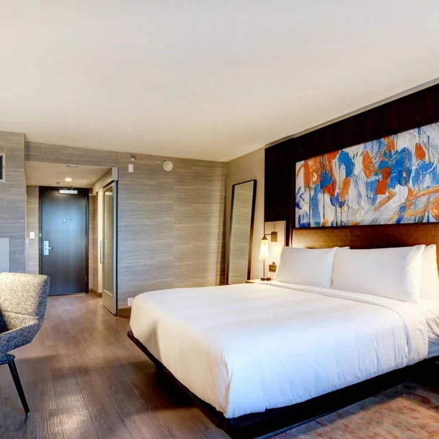 Room, King Bed, Sofa, Concierge Level، Tulsa Marriott Southern Hills 2/6