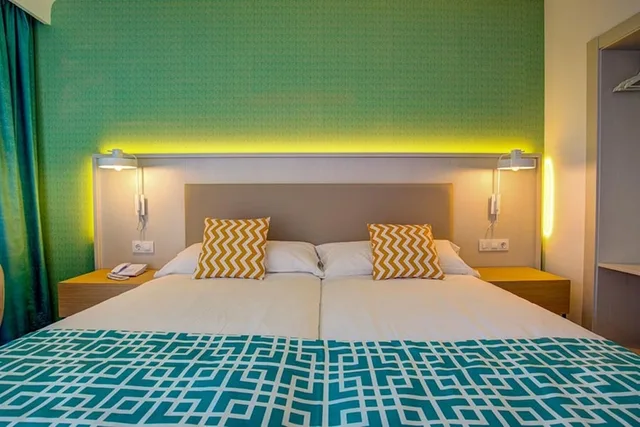 غرفة بسريرين منفصلين بإطلالة جزئية على البحر، Sbh Maxorata Resort 5/8