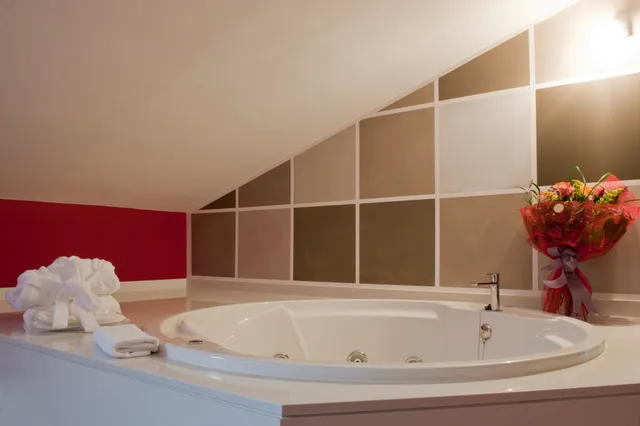 غرفة بسرير مزدوج بجاكوزي، Costa Esmeralda Suites 6/6