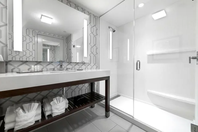 غرفة بسريرين كوين بحوض استحمام لذوي الإعاقة، Courtyard Edgewater Nyc Area 2/4