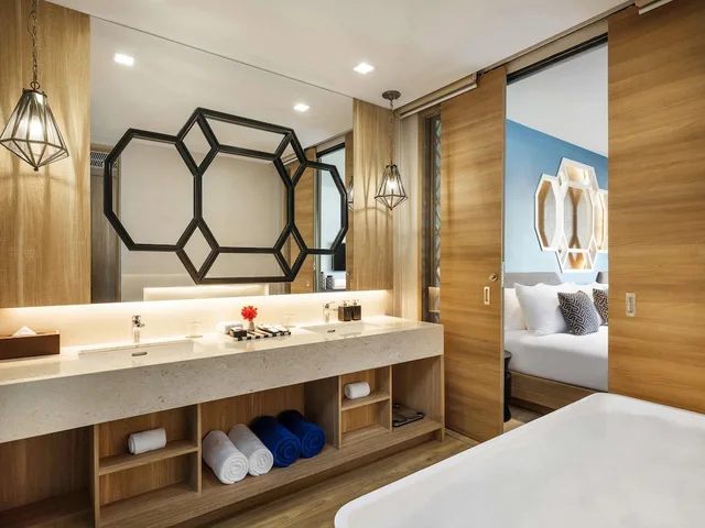 غرفة بريميير عائلية بسرير كينج وسرير كوين بإطلالة على البحر بشرفة، Avista Grande Phuket Karon MGallery 9/10