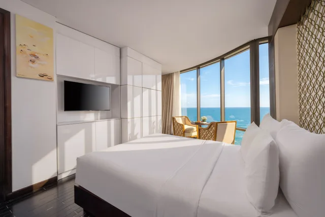 Junior Suite, Beach Front, Holiday Beach Hotel Danang 1/5