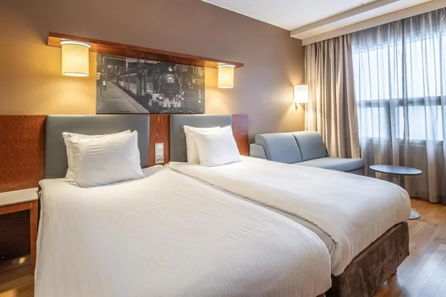 غرفة عائلية بسريرين منفصلين مع أريكة، Holiday Inn Tampere Central Station 1/3