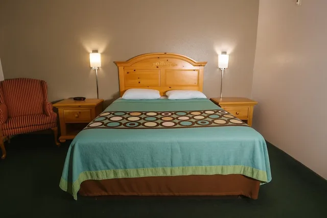 غرفة بسرير كوين لذوي الإعاقة، Rodeway Inn Milaca 3/5