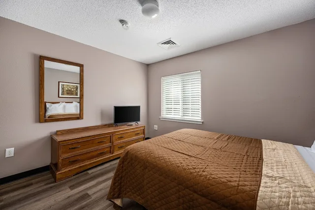 جناح بسرير كوين، Affordable Suites 2/5