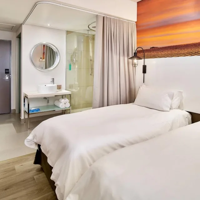 غرفة بسريرين منفصلين، Protea Hotel By Marriott O R Tambo Airport 8/11
