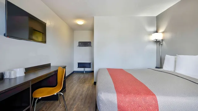 غرفة قياسية بسرير كوين، Motel6 Gallup, NM 2/5