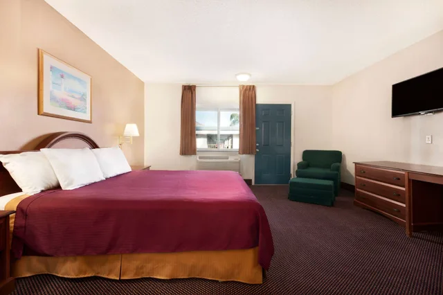غرفة بسرير كينج للمدخنين، Travelodge By Wyndham Bakersfield 2/4