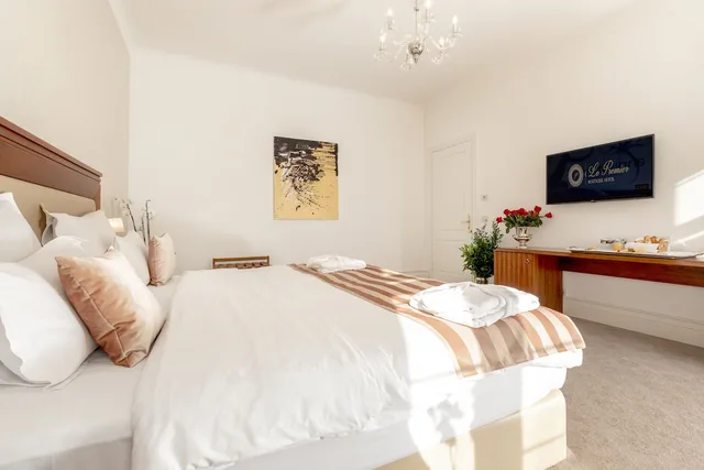جناح ديلوكس بسرير كينج وسرير كوين مع سرير سحّاب إضافي، Le Premier Boutique Hotel 1/7