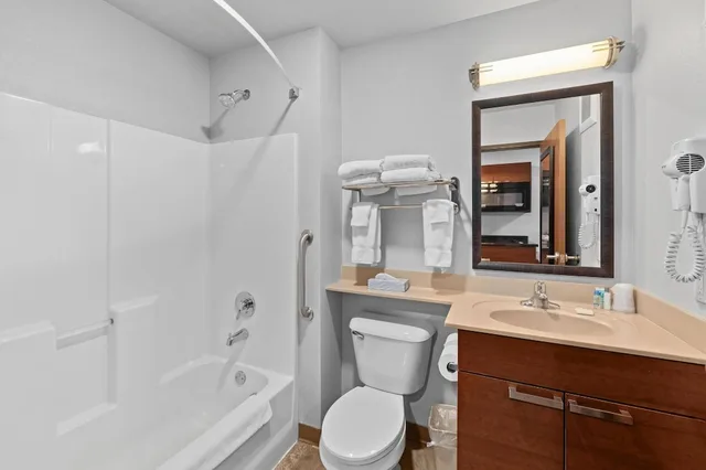 غرفة قياسية بسرير كوين، MainStay Suites Spokane Valley, WA 4/7