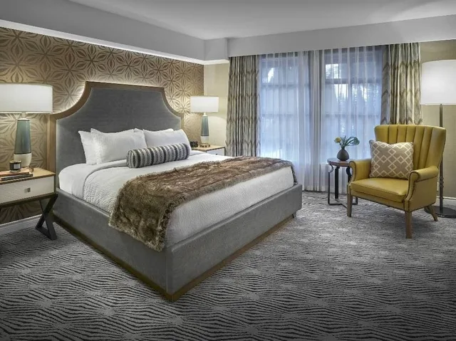 غرفة ديلوكس بسرير كينج بشرفة، Sun Peaks Grand Hotel Conference Centre 1/2