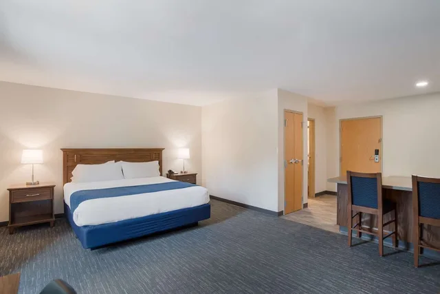 غرفة كبيرة بسرير كينج، SureStay Plus Hotel By Best Western Elizabethtown Hershey 2/7