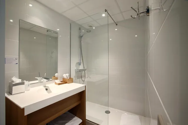 Court, Standard, Triple, with View، Hotel the Originals Montpellier Sud Neptune Ex Neptune 6/10