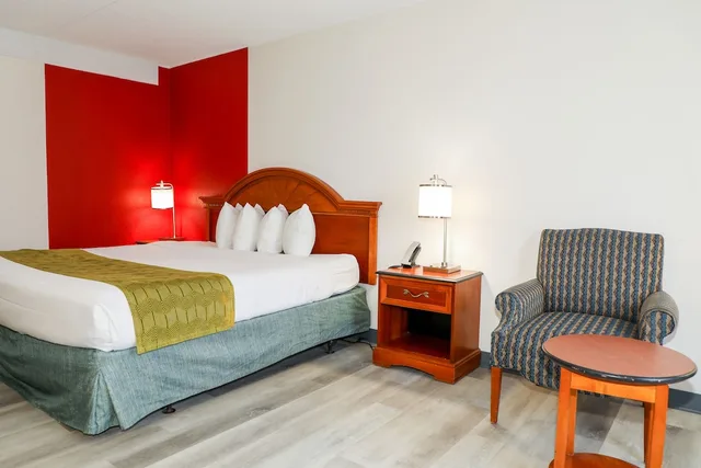 غرفة بسرير مزدوج، Ramada By Wyndham Cumberland Downtown 1/6