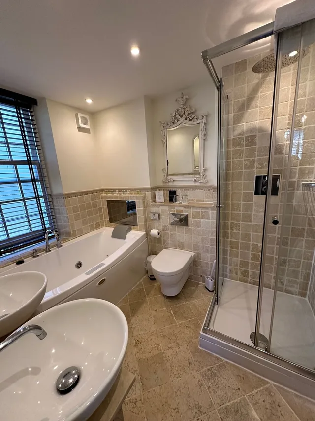 جناح سوبيريور بسرير كينج، Langtry Manor Hotel 1/1