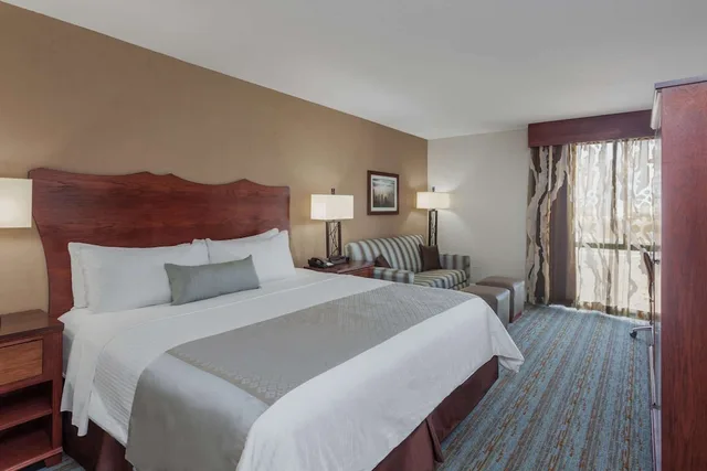 غرفة تنفيذية بسرير كينج مع أريكة، Wyndham Visalia 1/4