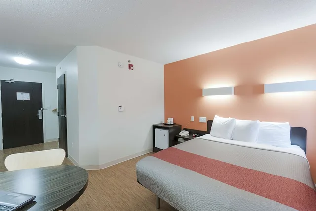 غرفة قياسية بسرير كوين لذوي الإعاقة، Motel6 Brandon, MB 6/8