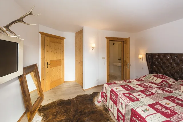 شاليه ديلوكس بخمسة أسرّة بإطلالة على الجبل بـ5 غرف نوم، Chalet Valerie 1/5