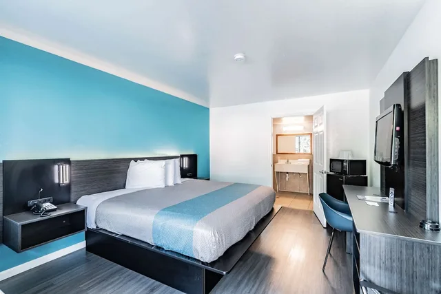 Deluxe, King Bed, Motel6 Tampa, FL 2/6