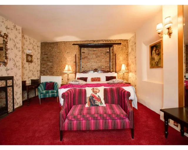 جناح سوبيريور، The Rose and Crown Hotel 5/7