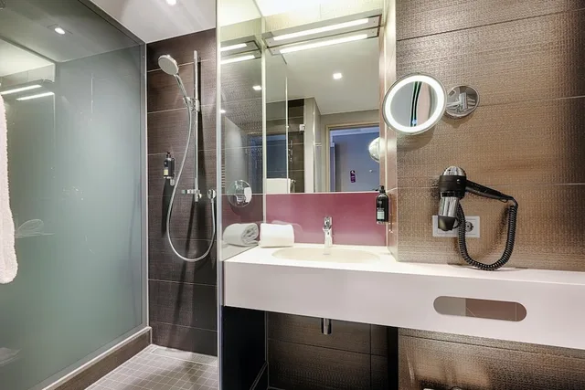 غرفة قياسية ثلاثية بسرير مزدوج وسرير فردي، Premier Inn Berlin Alexanderplatz Hotel 4/5