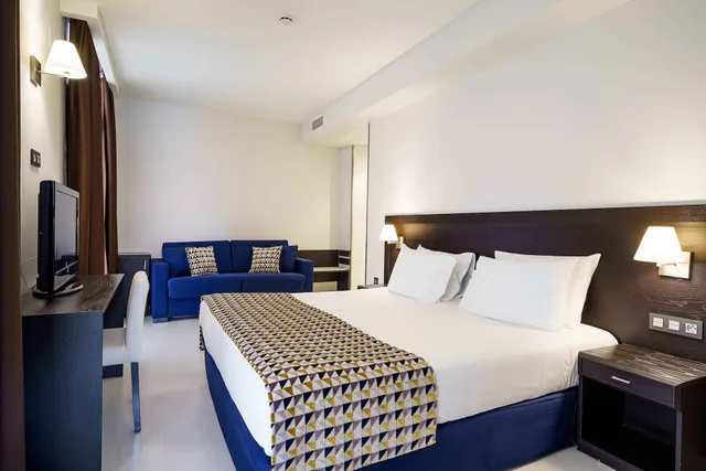 Room, Murphy Bed, Queen Bed, with Extra Bed، Dorma Malaga Museos 4/8