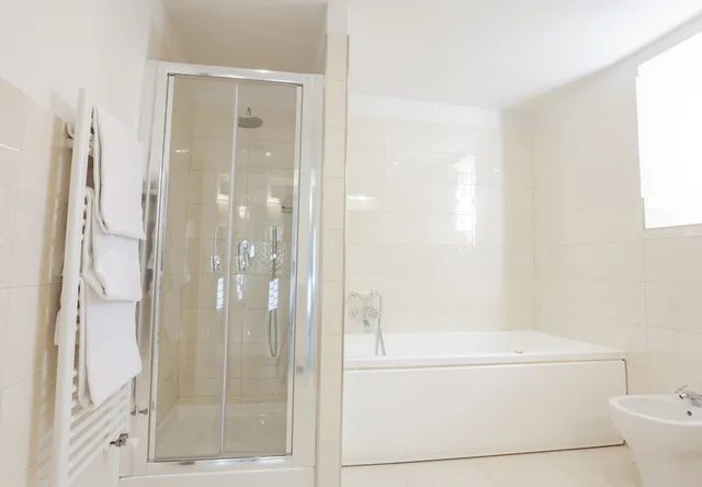 غرفة عائلية رباعية بسرير كوين وسرير فردي مع أريكة، Villa Royal 3/3
