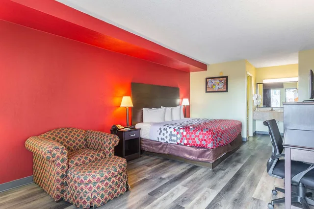 غرفة بسرير كينج، Econo Lodge & Suites Clarksville near Governors Square Mall 2/3