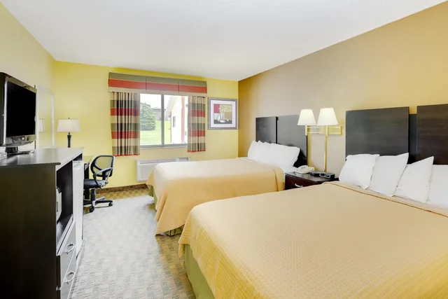جناح استوديو بسريرين كوين، Econo Lodge Inn & Suites Yankton, SD 1/3