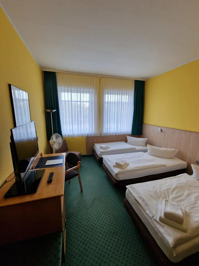 غرفة ثلاثية، Hotel A2 1/4