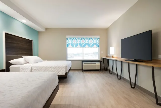 غرفة بسريرين كوين لذوي الإعاقة، Tru By Hilton Cedar Rapids 1/9