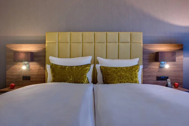 Guest Room, Executive, King Bed, Partial River View, Executive Lounge Access، BONN MARRIOTT HOTEL 7/10