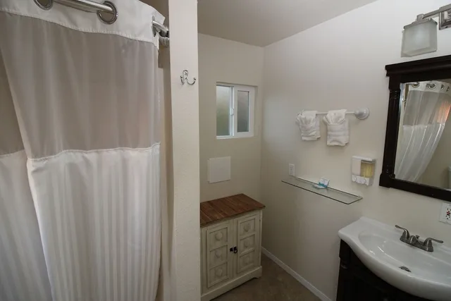 كوخ بسرير كينج مع أريكة، Back Bay Inn 2/2