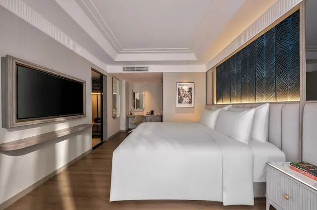 Executive, King Bed, La Siesta Premium Lakeside 4/5