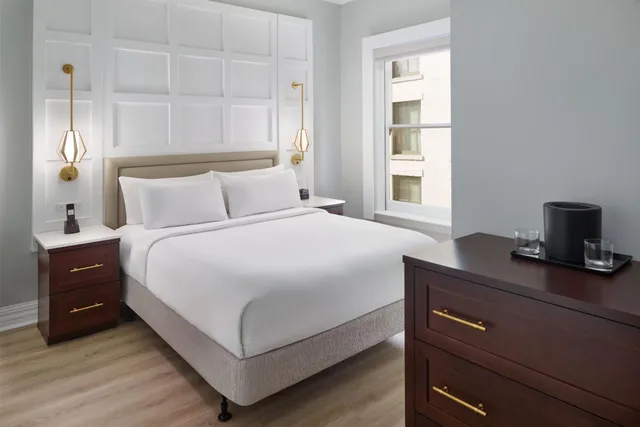 غرفة بسرير كوين مع أريكة، Courtyard By Marriott New Orleans French Quarter/Iberville 1/4