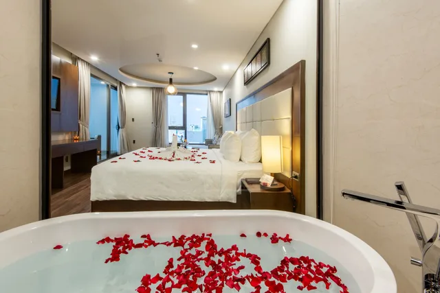 جناح جونيور بسرير كينج بشرفة بإطلالة جزئية على البحر، Grand Sea Hotel 5/5