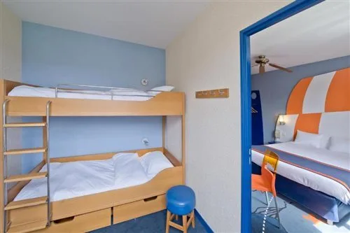 Family 6، Explorers Hotel 1/2