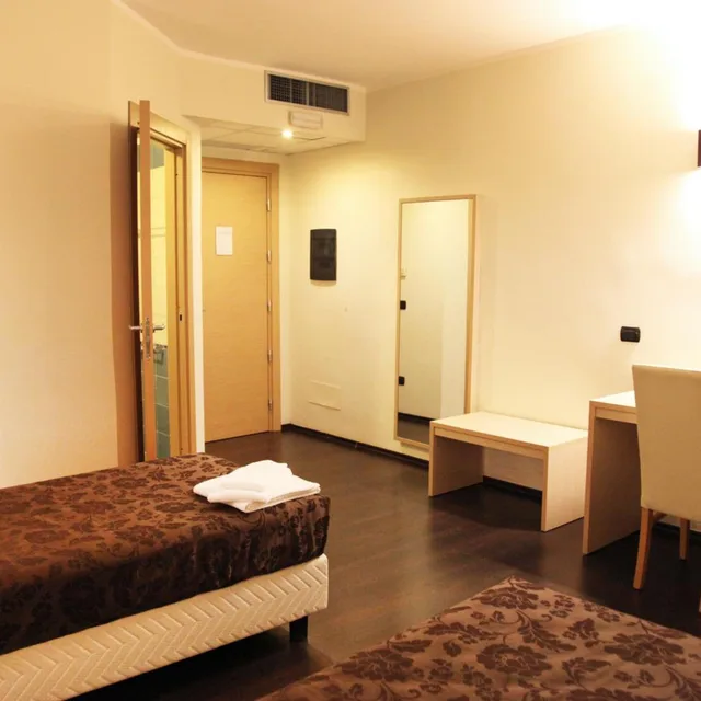 غرفة بسريرين منفصلين بحمام خاص، Hotel Sogni D Oro Airport Formerly Hotel Morgan 1/10