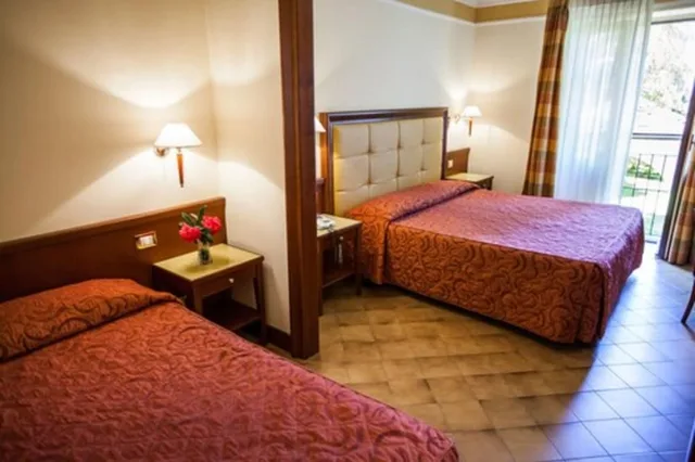 غرفة سوبيريور ثلاثية بسرير مزدوج وسرير فردي بإطلالة على الحديقة، Hotel Il Chiostro 1/5
