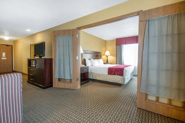 جناح بسرير كينج مع أريكة، Comfort Suites Wisconsin Dells Area 2/8