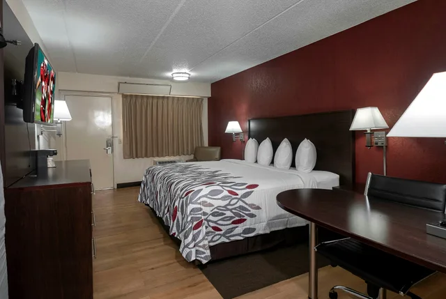 غرفة سوبيريور بسرير كينج، Red Roof Inn Champaign 1/4