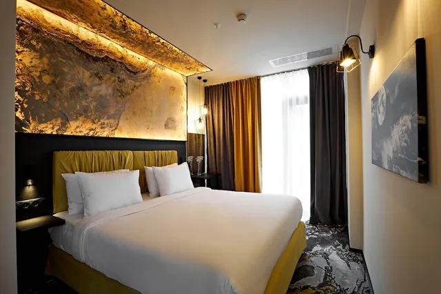 جناح بريميوم بسرير كينج بإطلالة على البحر مع أريكة بمطبخ صغير، Miramare Magnetic Beach Hotel 1/9