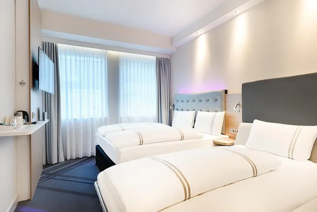 غرفة قياسية ثلاثية بسرير مزدوج وسرير فردي، Premier Inn Frankfurt Westend Hotel 1/5