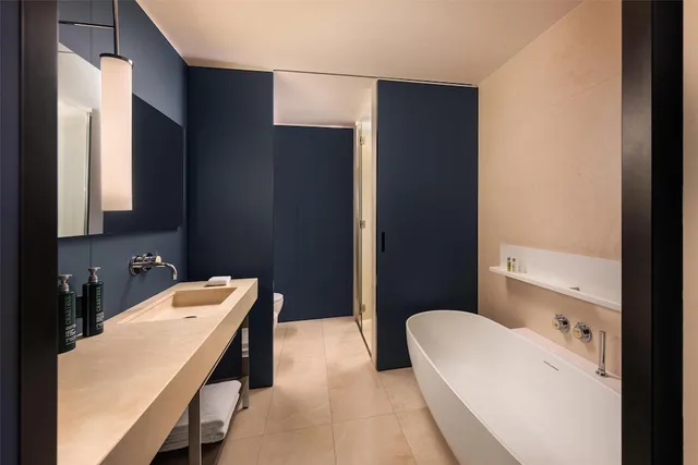 غرفة ديلوكس بسرير كينج بشرفة، Hilton Lake Como 8/8