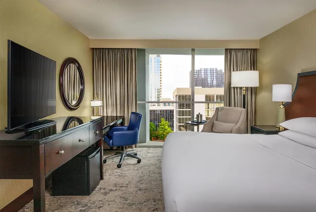 غرفة بسرير كينج، Courtland Grand Hotel, Trademark Collection by Wyndham 1/3