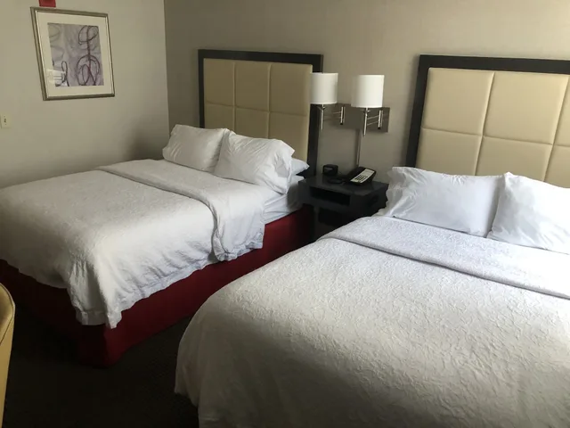 Room, 2 Queen Beds, Hampton Inn and Suites Milwaukee Downtown 2/4
