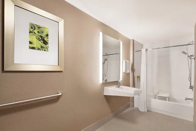 جناح بسرير كوين بغرفة نوم واحدة بمطبخ لذوي الإعاقة، Staybridge Suites San Antonio Downtown Conv Ctr, an IHG Hotel 4/5