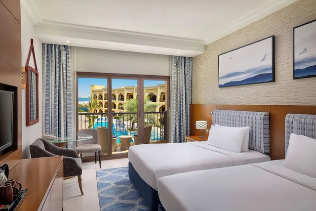 غرفة قياسية بسريرين منفصلين بشرفة، Double Tree by Hilton Resort and Spa Marjan Island 4/8