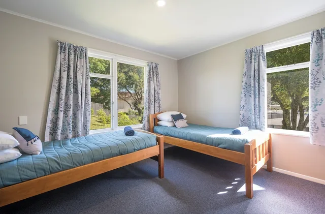 4 Bedrooms, Beach House, 5 Beds, 2 Queen Beds, Sofa, Tahuna Beach Kiwi Holiday Park & Motel 4/10